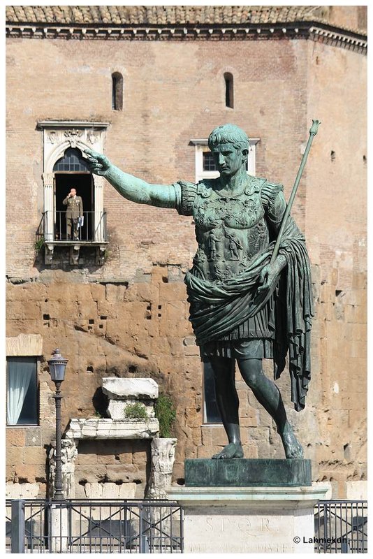 Rom - Via dei Fori Imperiali - Statue Julius Cäsar...und er zeigt der Ordnungsmacht im Hintergrund noch heute den Weg