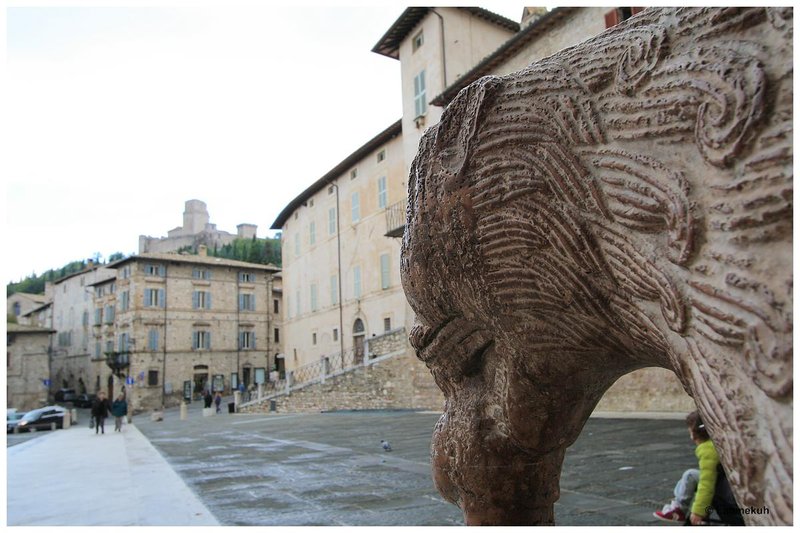 Assisi - Piazza San Rufino - Bilck zur Rocca Maggiore