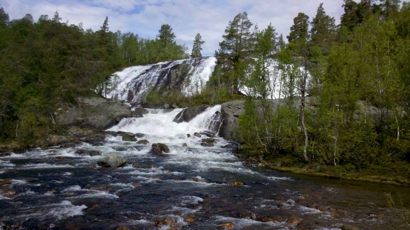 Wasserfall direkt neben der Straße