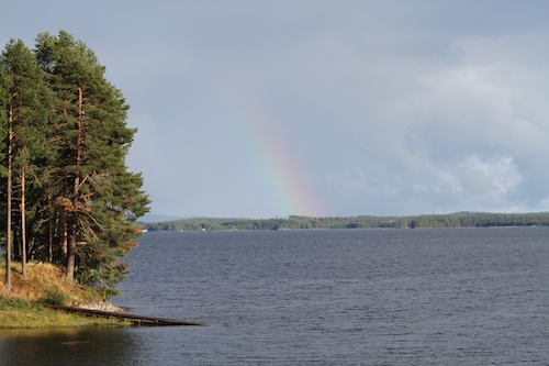Regenbogen über dem See bei Strömsund