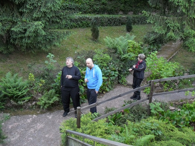 Schön angelegter Garten, der zum verweilen einlädt