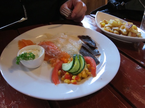 Das Dunkle rechts ist Walfleisch
