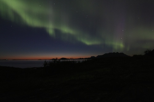 Das Highlight für Fotografen. Nordlicht und Reste der Mitternachtssonne