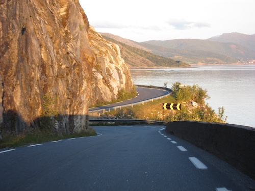 Immer an der Wand lang: Viele Kurven am Vefsnfjorden. Viel Spaß!