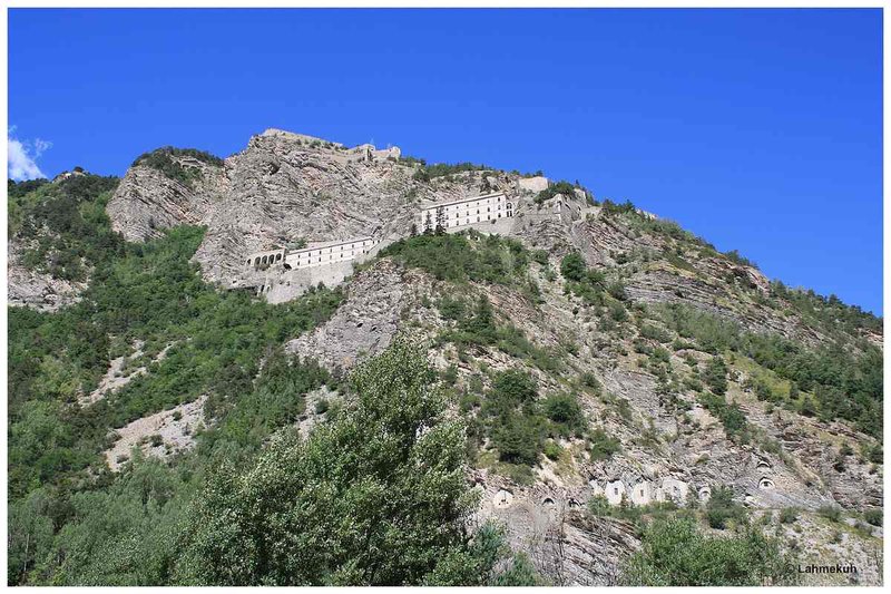 D900 - Nördlich La Condamine-Chatelard - Blick auf das Fort Tournoux