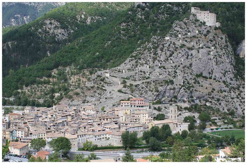 D911 - Südlich Entrevaux - Blick auf Entrevaux und die Zitadelle von Entrevaux