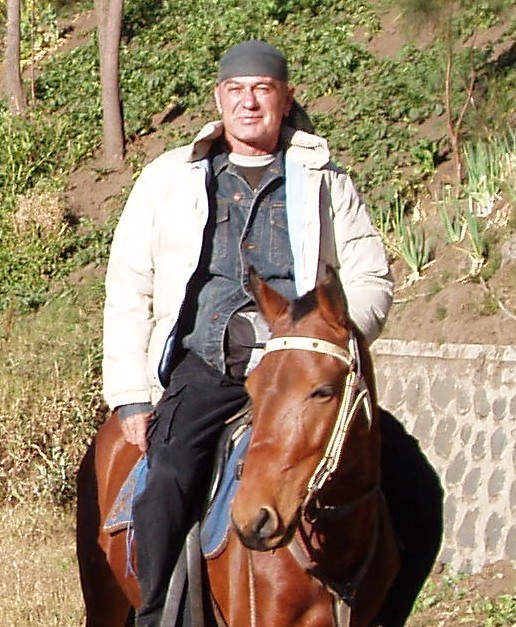 mit dem Pferd hoch zum Krater