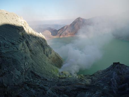 Ijen Krater mit See.jpg