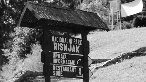 Wegweiser am Hotel im Nationalpark RIsnjak